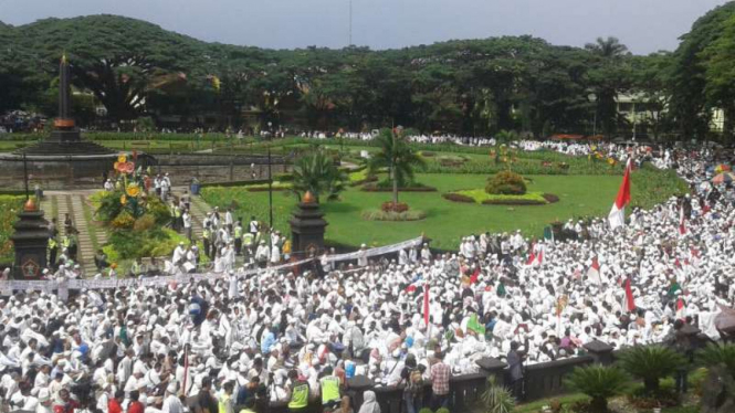 Aksi unjuk rasa di Malang menuntut proses hukum terhadap Ahok, Jumat, 4 November 2016. 