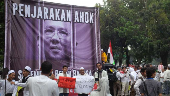 Baliho 'Penjarakan Ahok' dibentangkan di dekat Istana Merdeka, (04/11).