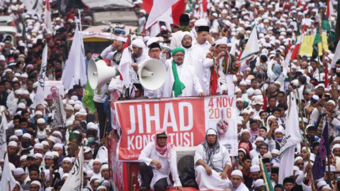 Ribuan massa yang tergabung dalam Gerakan Nasional Pengawal Fatwa MUI (GNPF MUI)