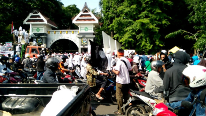 Muncul bendera mirip ISIS di aksi demo 4 November di Makassar, Sulawesi Selatan.