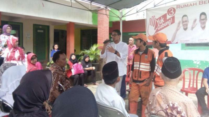 Calon wakil gubernur DKI Jakarta Sandiaga Uno berbincang dengan PPSU
