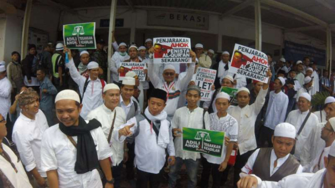 Sekira-kira 1.500 orang yang akan berunjuk rasa di Jakarta berkumpul di Stasiun Bekasi pada Jumat pagi, 4 November 2016.