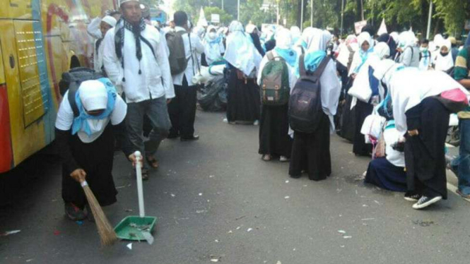 Aksi bersih-bersih santri Pondok Pesantren Darut Tauhid di Demo 4 November 