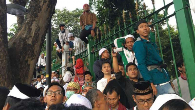 Massa memanjat pagar Monas saat demo 4 November 