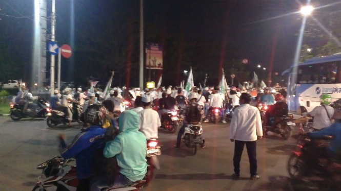 Ratusan massa menggeruduk kediaman Ahok di Pantai Mutiara