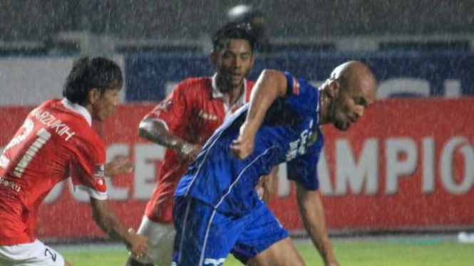 Pemain Persib Bandung, Sergio van Dijk, saat lawan Persija Jakarta.