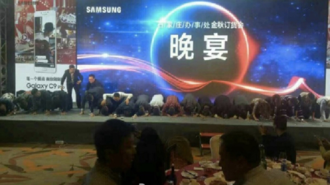Petinggi Samsung berlutut di sebuah acara di Tiongkok