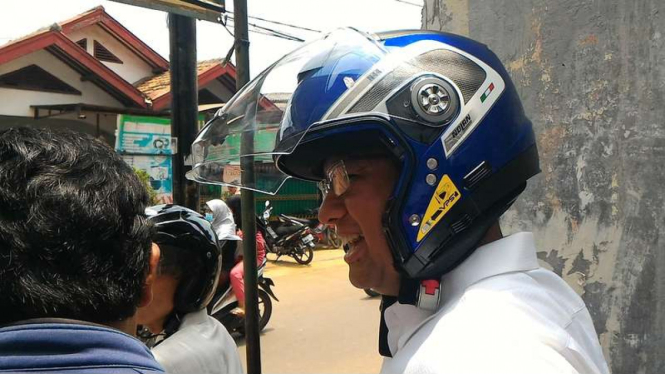 Anies Baswedan, calon gubernur peserta Pilkada DKI 2017 mengenakan helm Nolan biru yang kerap digunakan pebalap Ducati. Helm ini berharga Rp4,9 juta, Minggu (6/11/2016)