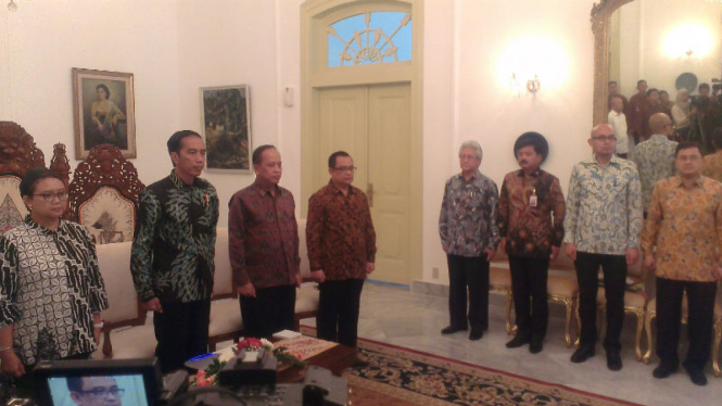 Presiden Jokowi dengan sejumlah menteri di Istana Bogor
