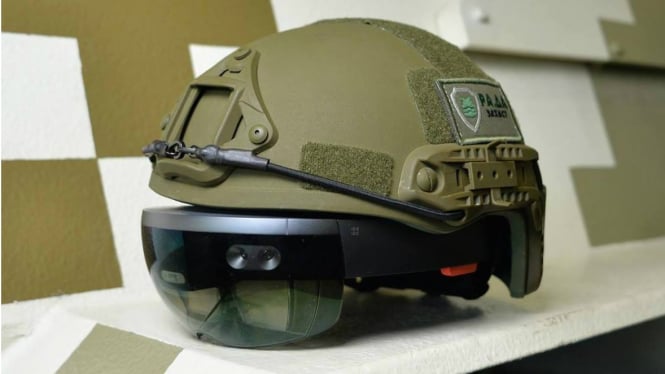 Helm perang terintegrasi dengan HoloLens