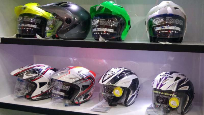 Diskon helm KYT dan MDS di IMOS 2016.