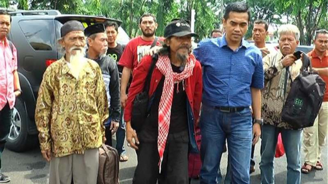 Dua maha guru palsu DImas Kanjeng yang ditangkap polisi.