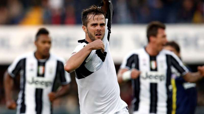 Gelandang Juventus, Miralem Pjanic rayakan gol