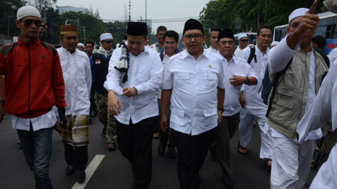 Dua Wakil Ketua DPR RI, Fahri Hamzah dan Fadli Zon, saat ikut 'Aksi 411' pada 4 November 2016.