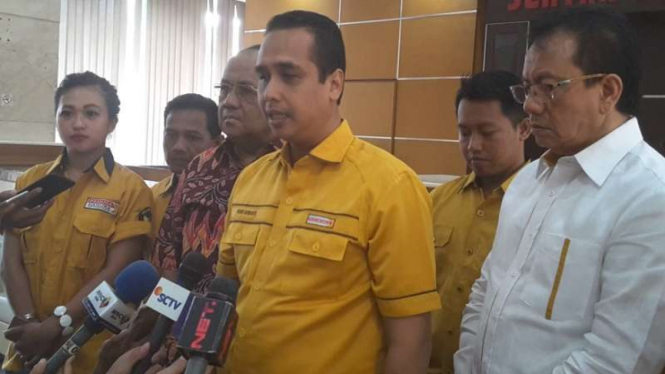 Pemuda Hanura saat melaporkan Ahmad Dhani ke Bareskrim Polri.