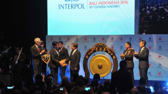 Pembukaan sidang umum Interpol di Pulau Bali yang dilakukan oleh Wakil Presiden Jusuf Kalla didampingi Kapolri Jenderal Tito Karnavian.