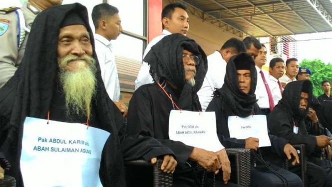 Abdul Karim alias Abah Sulaiman Agun (kiri) bersama enam rekannya yang berperan sebagai 'maha guru' Dimas Kanjeng di Markas Polda Jatim, Surabaya, pada Senin, 7 November 2016.