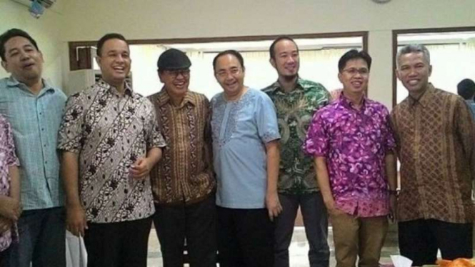 Calon gubernur DKI Anies Baswedan berfoto bersama Buni Yani dan lainnya