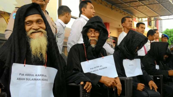 Tujuh pria tua yang diajak Dimas Kanjeng untuk berperan sebagai 'maha guru' saat rekonstruksi di Markas Polda Jatim, Surabaya, pada Senin, 7 November 2016.