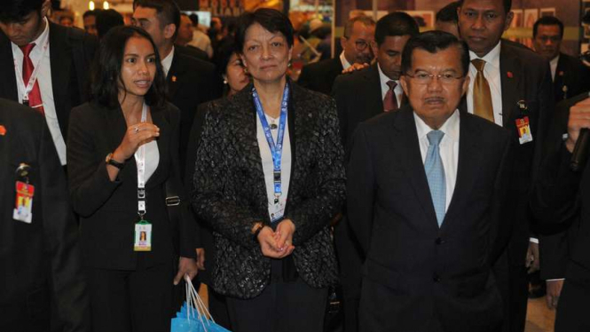 Wakil Presiden Jusuf Kalla meninjau pameran bersama Presiden Interpol Mireille Ballestrazzi (tengah) usai membuka Sidang Umum ke 85 Interpol di Nusa Dua, Bali, Senin (7/11/2016)