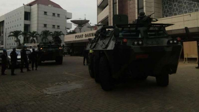 Dua barracuda TNI di Gedung PP Muhammadiyah, Jakarta Pusat, Selasa, 8 November 2016.