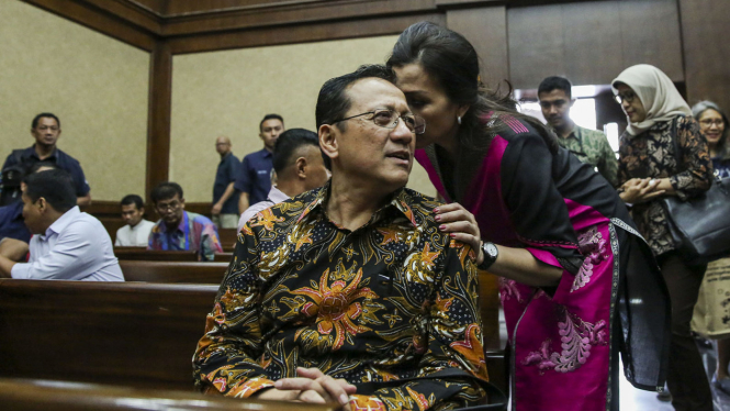 Mantan Ketua Dewan Perwakilan Daerah Irman Gusman bersama istrinya saat menjalani sidang tindak pidana korupsi beberapa waktu lalu.