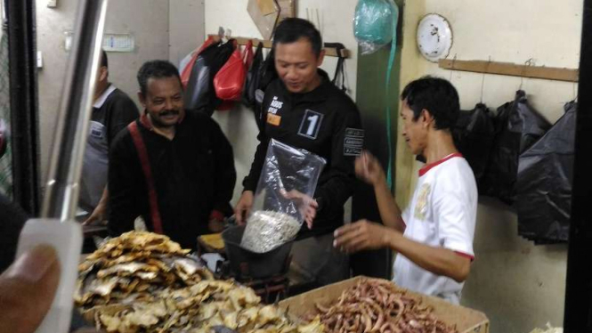 Agus Yudhoyono saat membeli ikan teri di Pasar Seni.