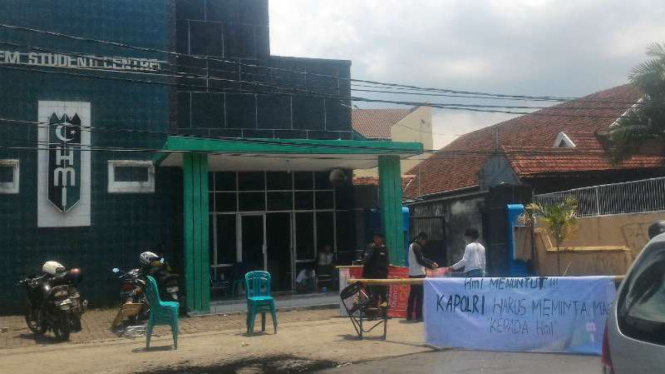 HMI Makassar blokir jalan di depan markas mereka di Jalan Bontolempangan.