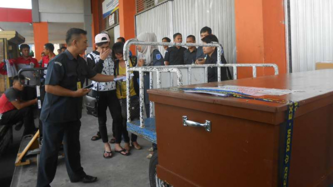 Keluarga menyambut kedatangan peti mati milik Eldo, tenaga kerja Indonesia yang tewas dalam kecelakaan kapal di perairan Batam, pekan lalu, Selasa (8/11/2016)