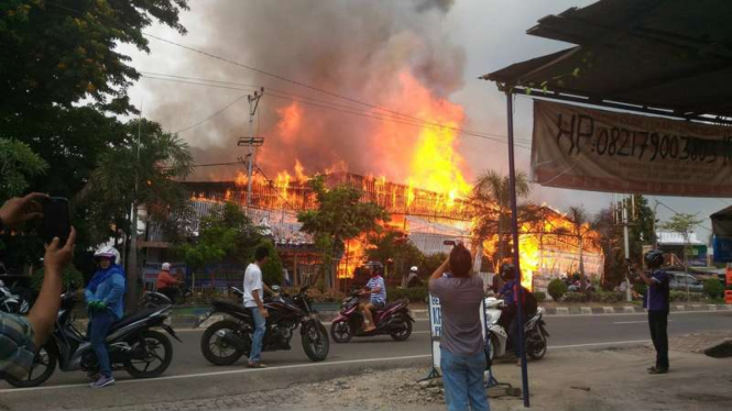 Depot kayu 'Laris' milik Haji Syukur di Kota Palembang yang terbakar hebat, Selasa (8/11/2016). Belum diketahui penyebab kejadian, namun dua rumah menjadi korban.