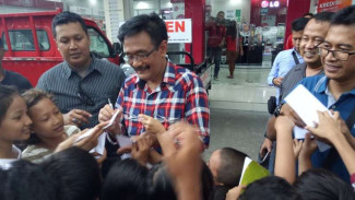 Begini Jadinya Jika Djarot Dimintai Tanda Tangan Anak-anak