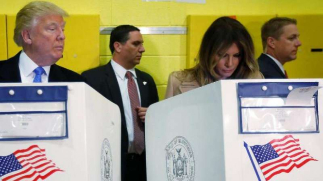 Donald Trump bersama istrinya, Melania, saat pemungutan suara di New York, AS.
