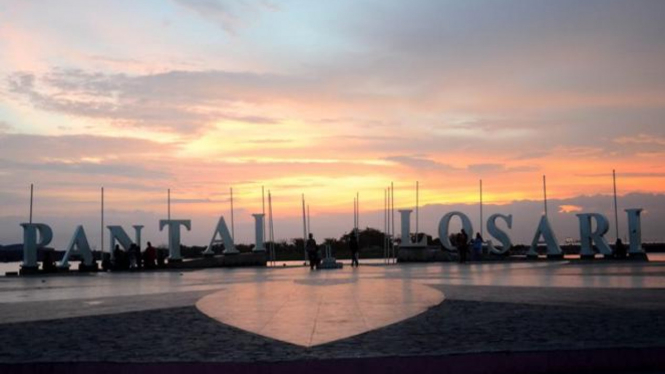 Menikmati Keindahan Pantai Losari Ikon Kota Makassar