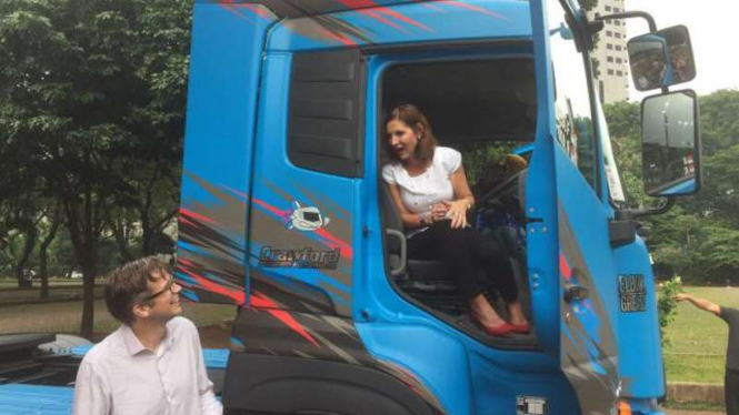 Duta Besar Swedia untuk Indonesia, Johanna Brismar Skoog (duduk di truk).