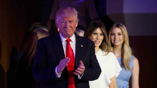 Donald Trump bersama Melania Trump (istrinya) dan Ivanka Trump (anak perempuannya).