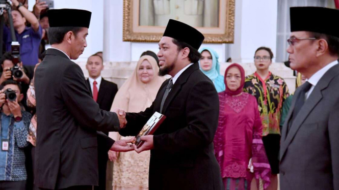 Presiden Joko Widodo berikan gelar Pahlawan Nasional pada cucu As'ad Syamsul Arifin, Achmad Azaim Ibrahimy.