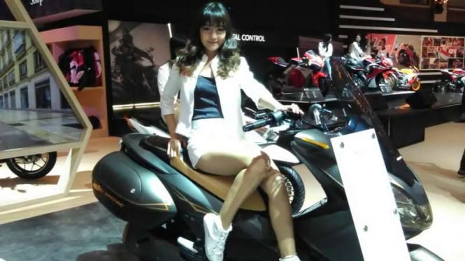 Dara saat berpose di atas sepeda motor.