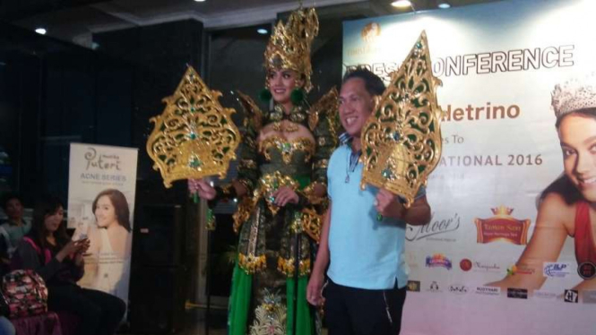 Puteri Indonesia dengan pakaian wayang golek