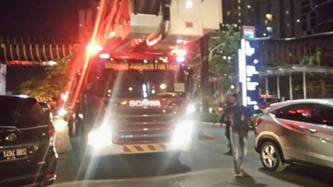 Petugas pemadam kebakaran usai memadamkan gedung Neo Soho