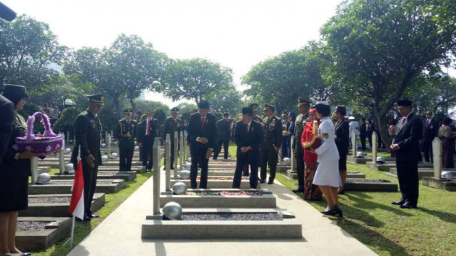 Presiden Jokowi dan Wapres Jusuf Kalla melakukan tabur bunga di makam pahlawan 