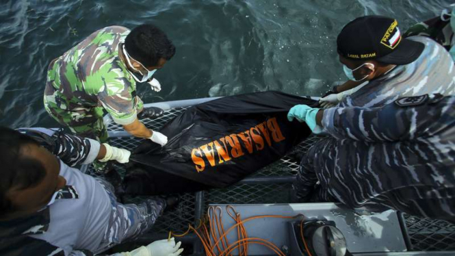 Anggota tim gabungan mengevakuasi jenazah korban tenggelamnya kapal yang mengangkut TKI di Perairan Nongsa, Batam, Kepulauan Riau, Jumat (4/11/2016)