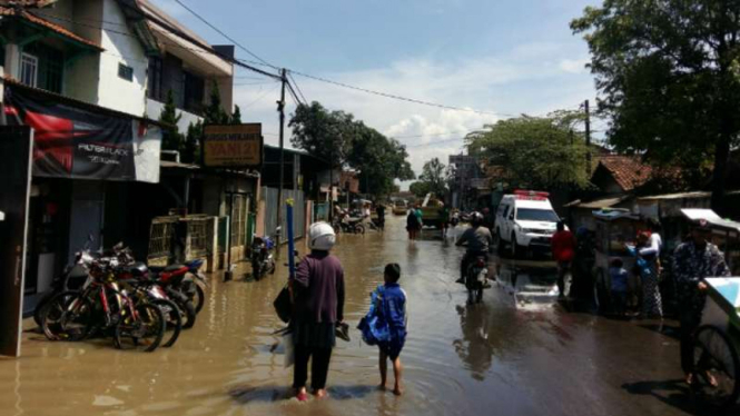 Salah satu kawasan di Dayeuh Kolot yang tergenang air akibat luapan Sungai Citarum Jawa Barat. Kondisi ini membuat akses lalu lintas menuju Kota Bandung terputus, Kamis (10/11/2016)