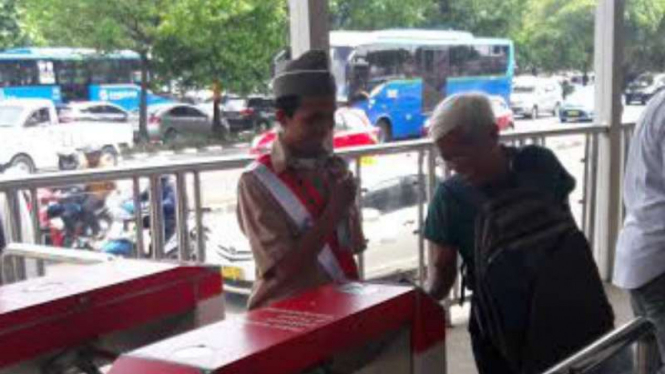 Petugas bus TransJakarta pakai baju seperti pejuang