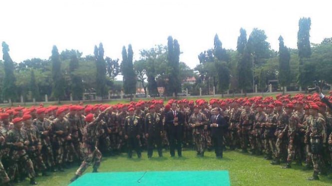 Presiden Jokowi di tengah pasukan Kopassus