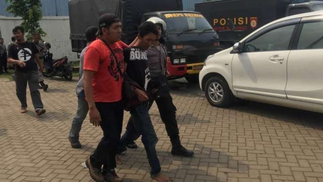 Seorang oknum Bonek ditangkap polisi pada Kamis, 10 November 2016