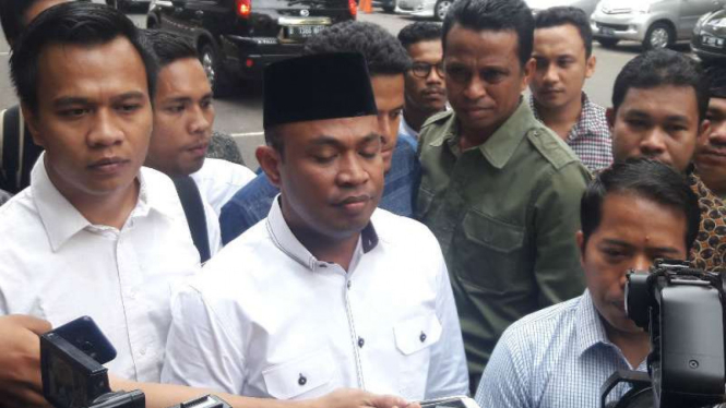 Ketua Umum PB HMI Mulyadi P Tamsir (pakai peci)