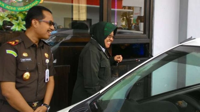 Wali Kota Surabaya, Tri Rismaharini, dan Kepala Kejari Surabaya, Didik Farkhan Alisyahdi, meluncurkan drive thru tilang di kantor Kejari Surabaya pada Kamis, 10 November 2016.