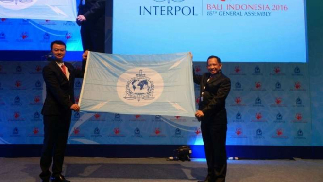 Kapolri Jenderal Tito Karnavian menyerahkan bendera Interpol ke delegasi China sebagai tanda bahwa China menjadi tuan rumah untuk sidang umum Interpol 2017, Kamis (10/11/2016)