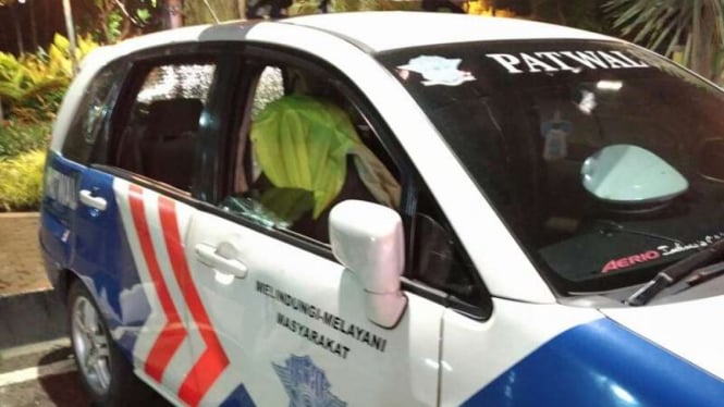 Kaca mobil Polisi pecah saat adanya demonstrasi Bonek