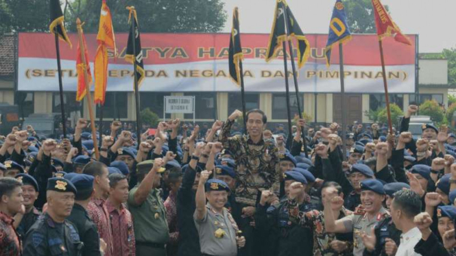 Presiden Jokowi meninjau pasukan dan peralatan tempur anggota Brimob Polri.